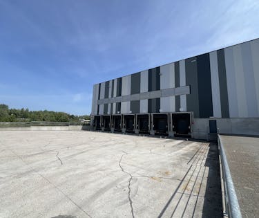 Magazijn (6.515 m²) met kantoren (190 m²) te huur in Boom