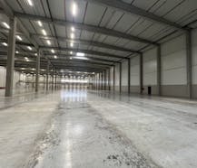 Magazijn (6.515 m²) met kantoren (190 m²) te huur in Boom