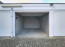 Well located garage box within walking distance of the Zeedijk!