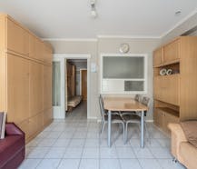 Studio lumineux avec coin chambre et vue latérale sur la mer