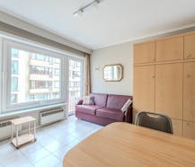 Studio lumineux avec coin chambre et vue latérale sur la mer