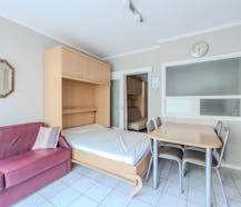 Studio lumineux avec coin chambre et vue latérale sur la mer