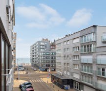 Studio lumineux avec coin chambre et vue latérale sur la mer