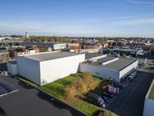 Vastgoedvennootschap met verhuurd bedrijfsgebouw te koop in Kuurne