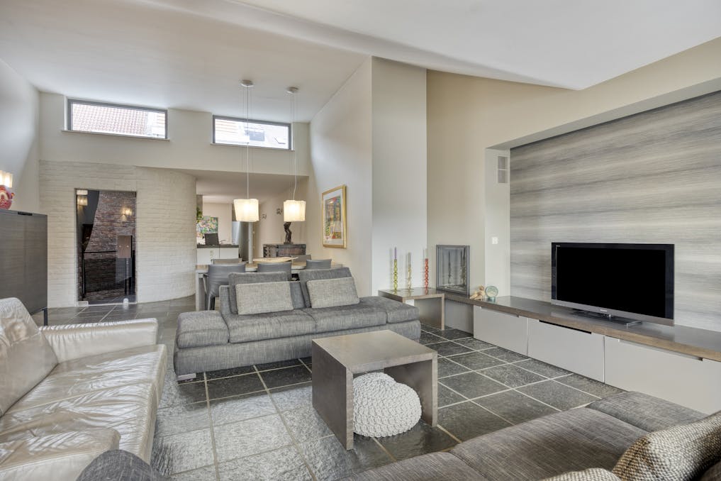 Stijlvolle stadswoning met handelspand te koop in hartje Maaseik