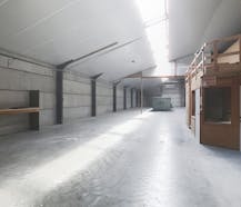 Loods van ca. 681 m² met woning te huur in Dadizele