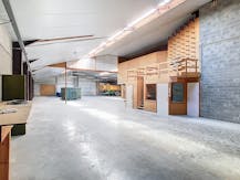 Loods van ca. 681 m² met woning te huur in Dadizele