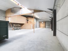 Loods van ca. 681 m² met woning te huur in Dadizele