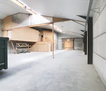 Loods van ca. 681 m² met woning te huur in Dadizele
