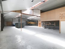 Loods van ca. 681 m² met woning te huur in Dadizele