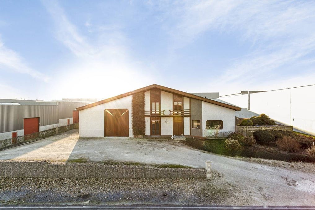 Loods van ca. 681 m² met woning te huur in Dadizele