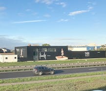 Bedrijfsgebouw langs de Ring/R32 van Roeselare.