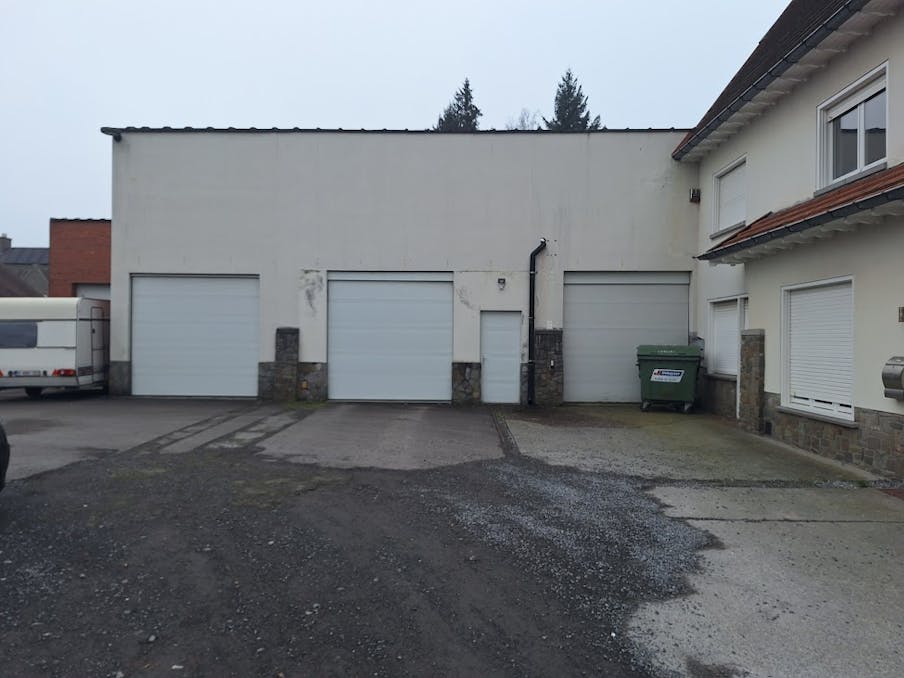 Atelier van ca. 922m² met burelen van ca. 65m².