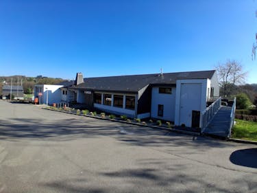 Patrimoniumvennootschap met handelsgelijkvloers en 9 gerenoveerde appartementen.