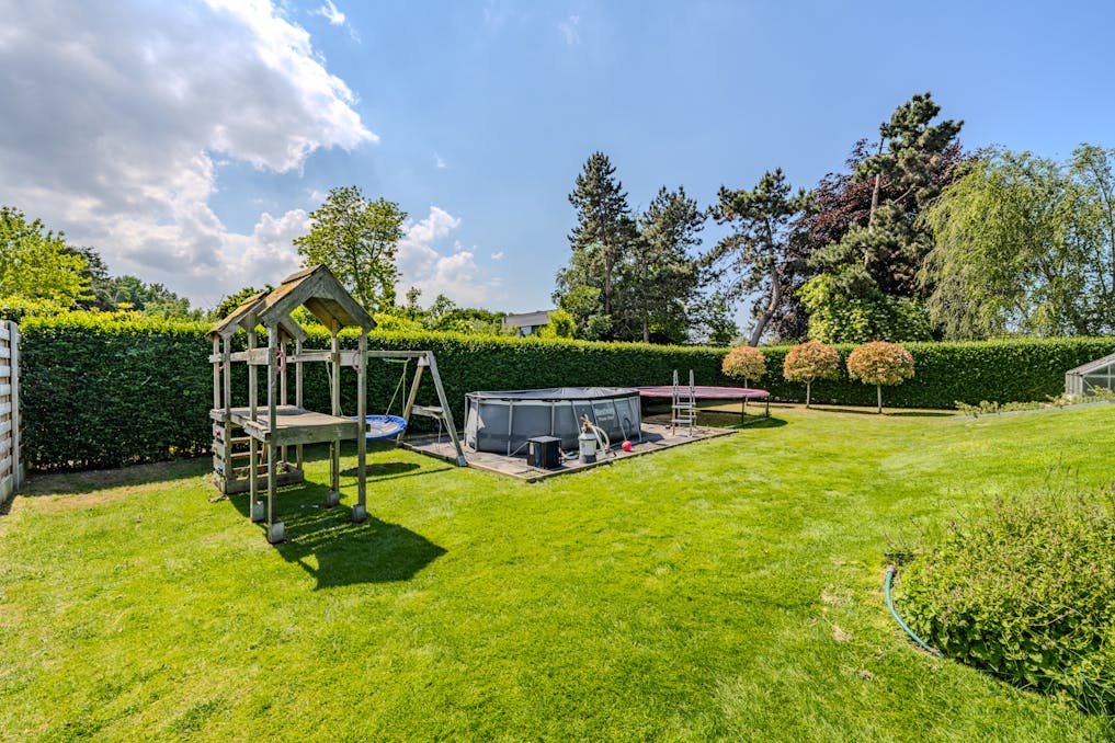 Recente woning met bedrijfsgebouw te Oudenburg 