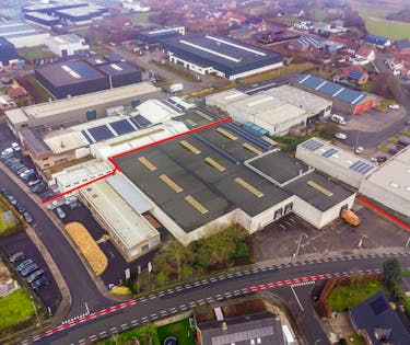 Bedrijfsgebouw met laadkades op ca. 6.000m² in Ingelmunster