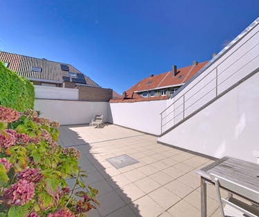 2-slaapkamer appartement met ruim terras te koop in Heist