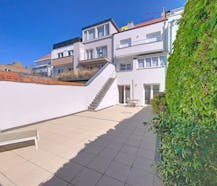 2-slaapkamer appartement met ruim terras te koop in Heist