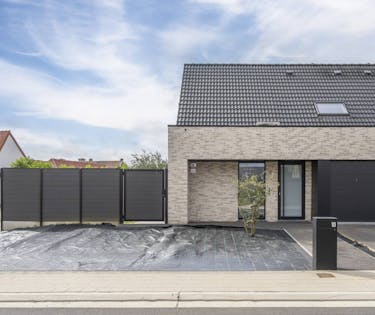 Recente halfopen bebouwing (2022) in kindvriendelijke buurt te Heule