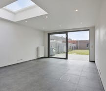 Instapklaar, volledig gerenoveerd huis te koop met zonnige tuin en garage