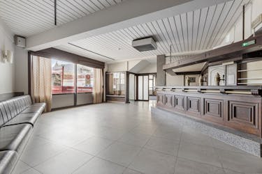 Commercieel pand te koop in het centrum van Sint-Kruis