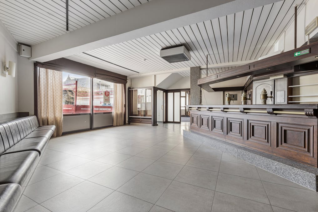 Commercieel pand te koop in het centrum van Sint-Kruis