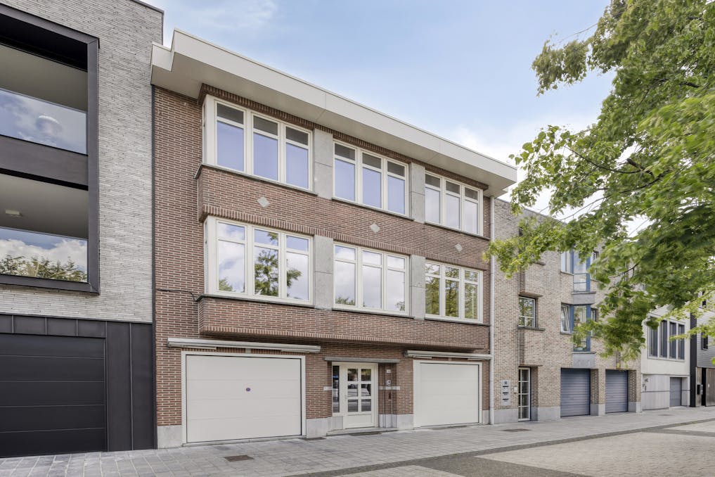 Lichtrijke en zeer elegante stadswoning te koop in Maaseik met 2 garages