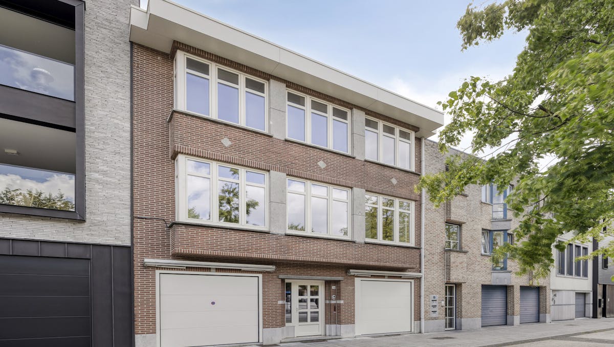 Lichtrijke en zeer elegante stadswoning te koop in Maaseik met 2 garages
