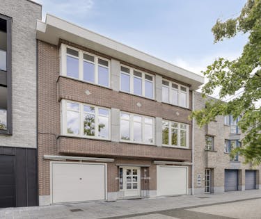 Lichtrijke en zeer elegante stadswoning te koop in Maaseik met 2 garages