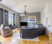 Lichtrijke en zeer elegante stadswoning te koop in Maaseik met 2 garages