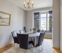 Lichtrijke en zeer elegante stadswoning te koop in Maaseik met 2 garages