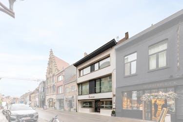 Handelspand met woonst en appartement in centrum Veurne.