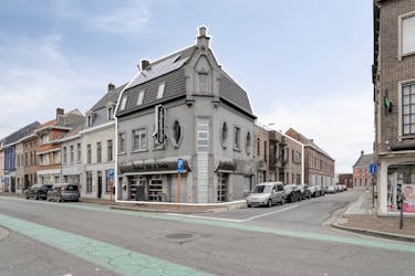 Handelspand met woonst te koop in centrum Menen