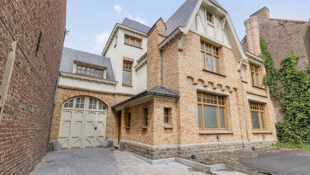 Karaktervol gerenoveerd pand te huur in centrum Ardooie