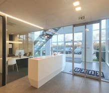 TE HUUR: kantoren 500m² + bedrijfshal 350m²