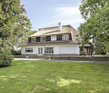 Te renoveren landelijke villa met rieten dak op prachtig ruim domein te Londerzeel