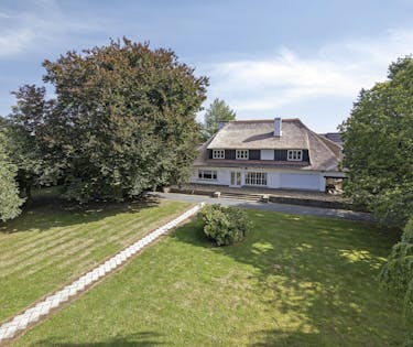 Te renoveren landelijke villa met rieten dak op prachtig ruim domein te Londerzeel