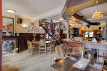 Woning met charmante kroeg en tuinterras te koop!