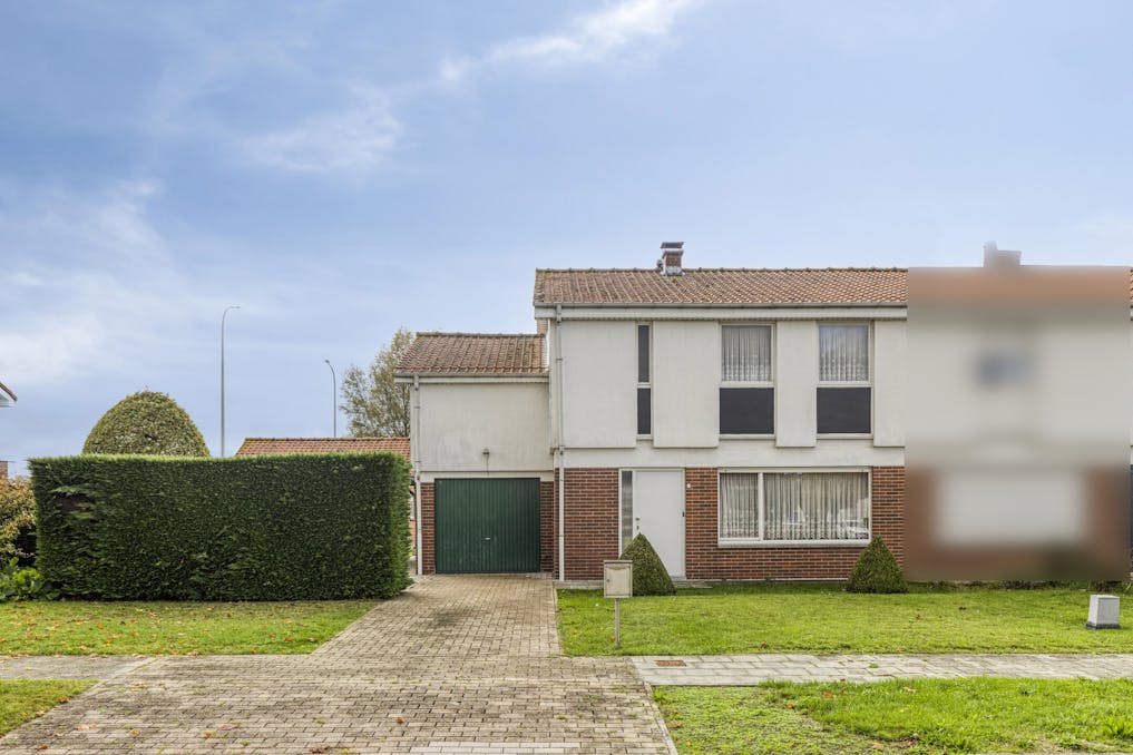 Woning met 4 slaapkamers, tuin en garage te Veurne op 521m².