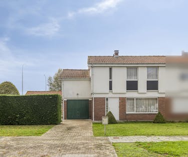 Woning met 4 slaapkamers, tuin en garage te Veurne op 521m².