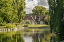 Unique villa with pond for sale on the edge of Roeselare
