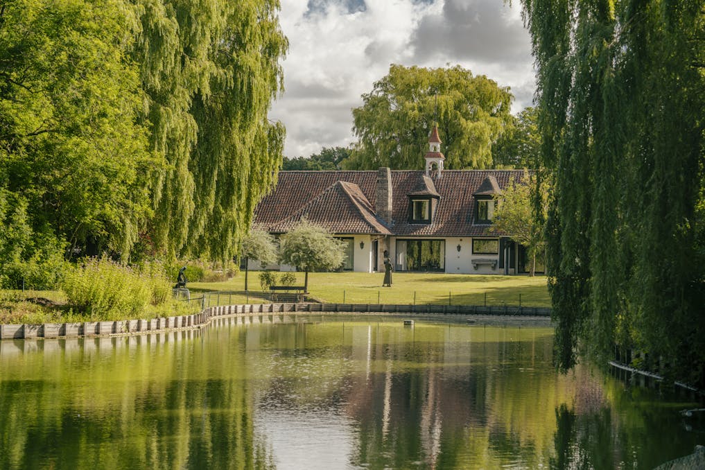 Unieke villa met vijver te koop aan de rand van Roeselare