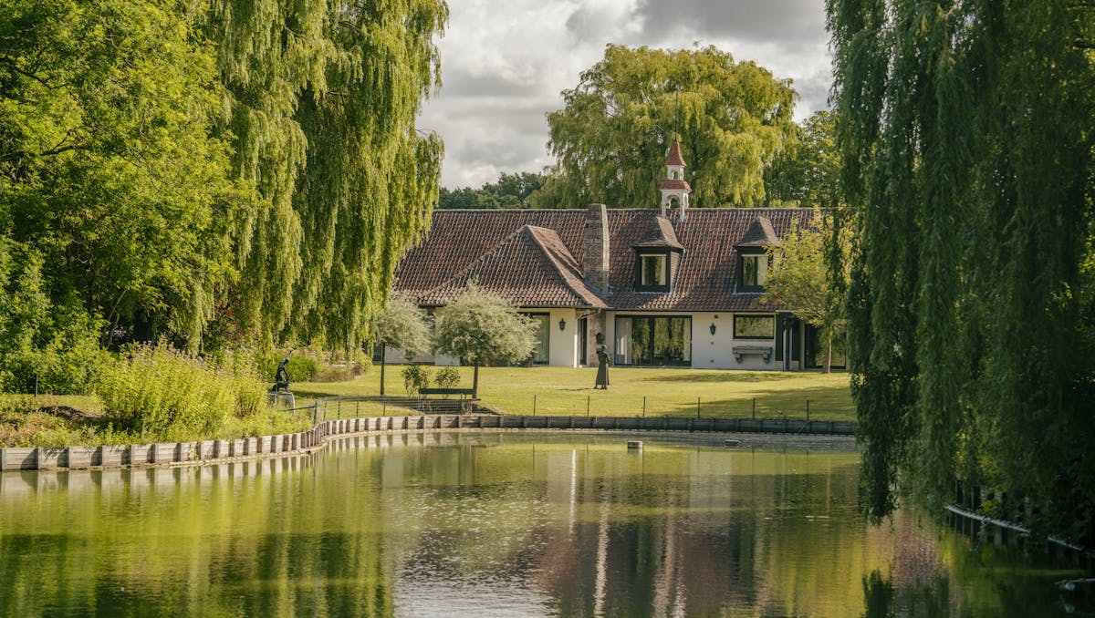 Unieke villa met vijver te koop aan de rand van Roeselare