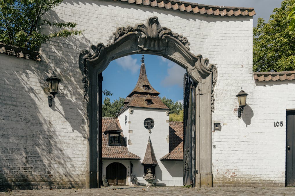 Unique villa with pond for sale on the edge of Roeselare