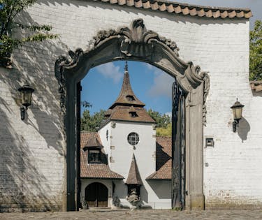 Unieke villa met vijver te koop aan de rand van Roeselare