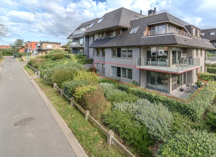 Appartement met 3 slaapkamers en twee ruime garages vlakbij zee in Sint-Idesbald