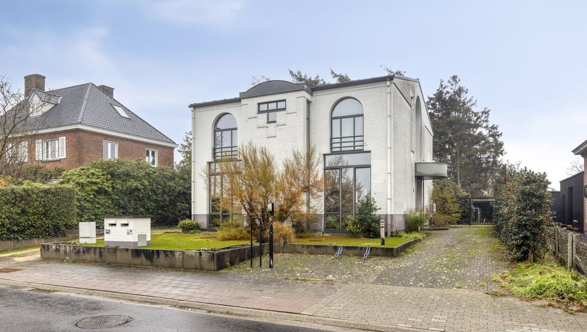 Huis met gelijkvloers kantoor/praktijk te koop in Knesselare