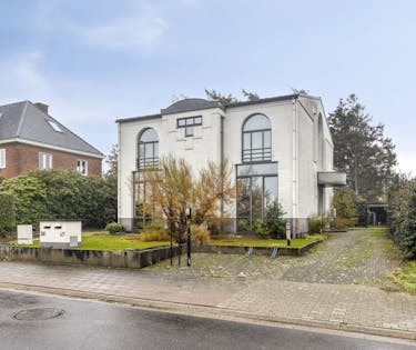 Huis met gelijkvloers kantoor/praktijk te koop in Knesselare