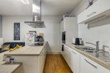 Huis met gelijkvloers kantoor/praktijk te koop in Knesselare