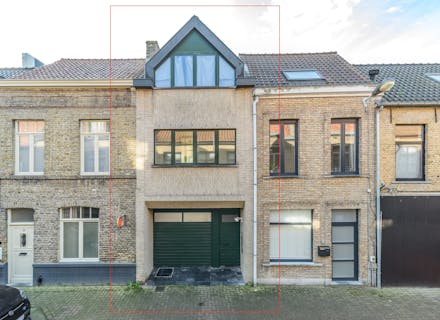 Gebouw met 2 appartementen te koop in Veurne.
